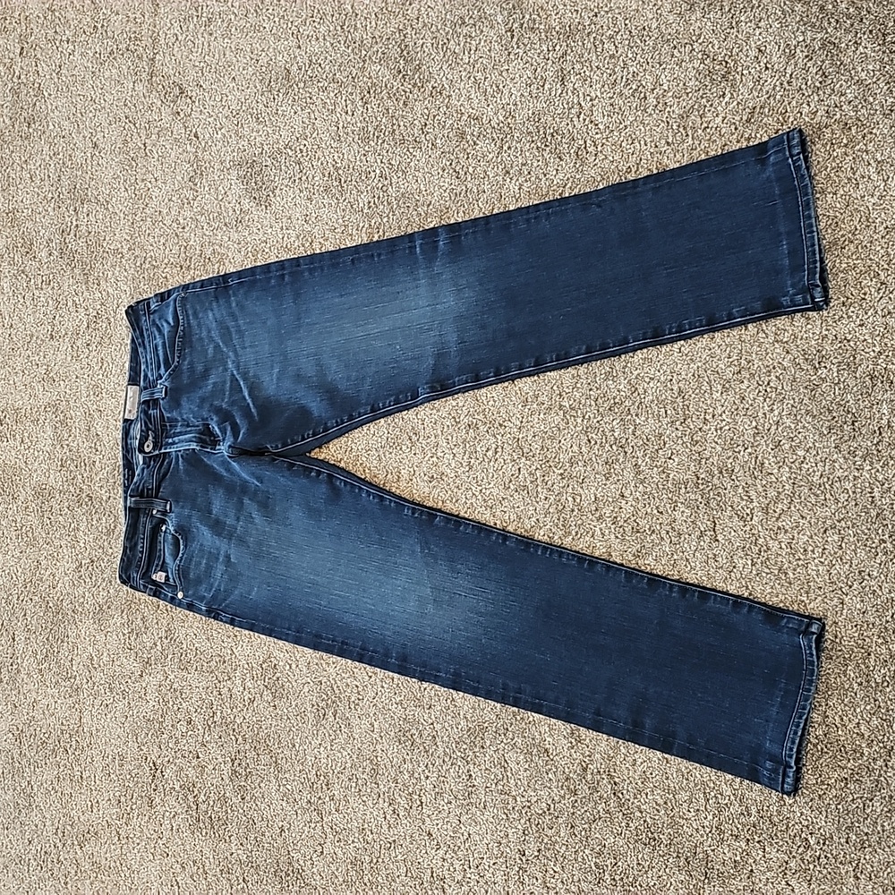 AG Telus modern slim jean in 360° degree stretch.  Size 32. 32 inseam.